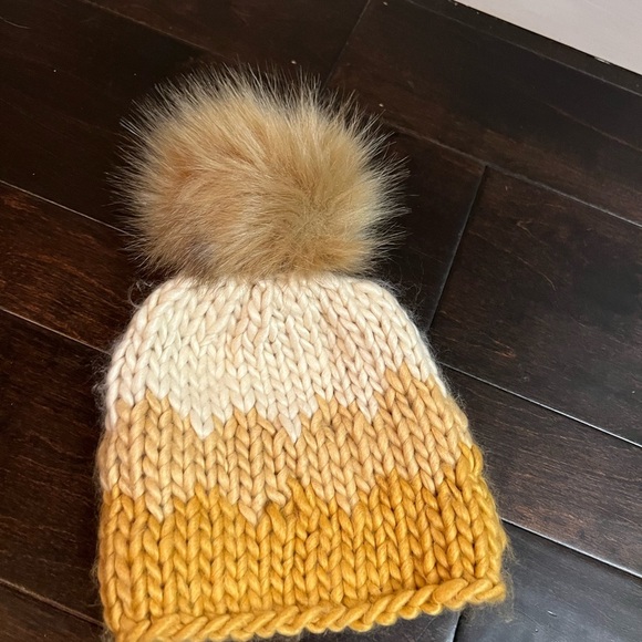 Shiraleah Chicago Pom beanie - Picture 5 of 5